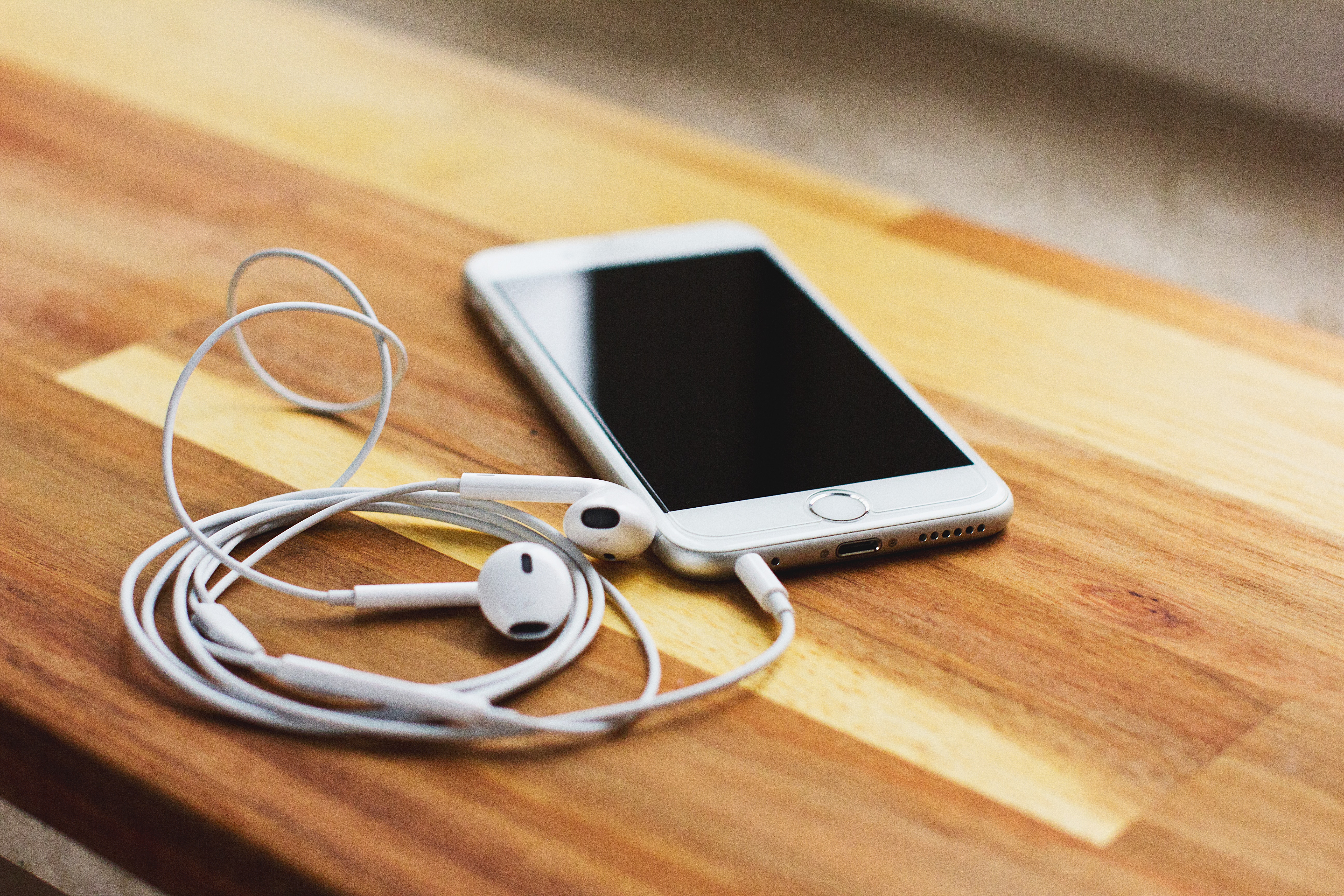 3 PODCASTS TO MAKE YOU LAUGH OUT LOUD